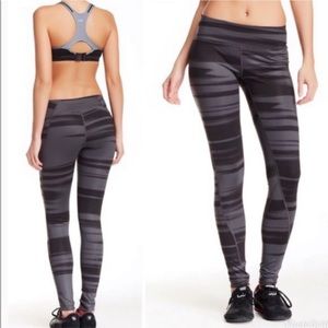 Zella Ebony Fire Print Leggings in Gray and Black, Size Medium